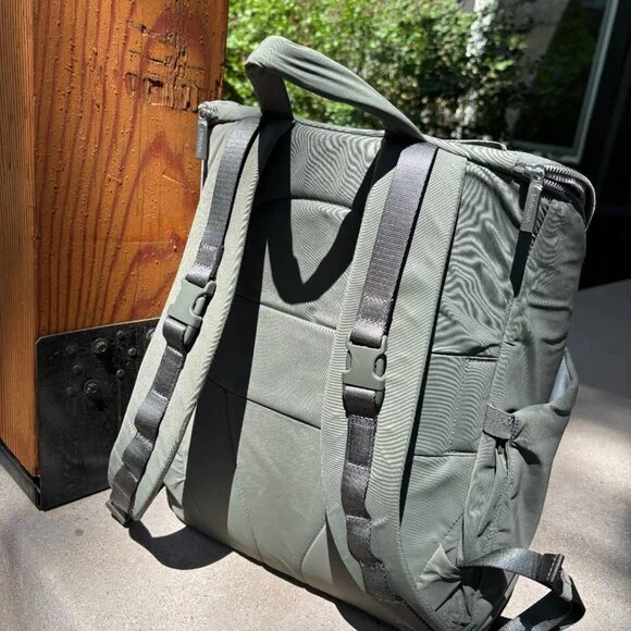 lululemon New Parent Backpack 17L - Picture 4 of 7